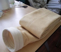 PTFE針刺氈采用PTFE（聚四氟乙烯纖維）經三維針刺而成的一種過濾材料.PTFE纖維為大分子線性結構，因而具有極強的耐溫、耐磨、耐腐、耐化學穩定性,廣泛適用于鋼鐵、電力、垃圾焚燒等