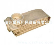 易清灰針刺氈是在普通滌綸針刺氈的基礎上進行表面燒毛、壓光處理，易清灰針刺氈使之表面光滑,透氣性能好,易清灰針刺氈在使用中大大降低除塵器收塵袋清除灰塵的勞動強度。
